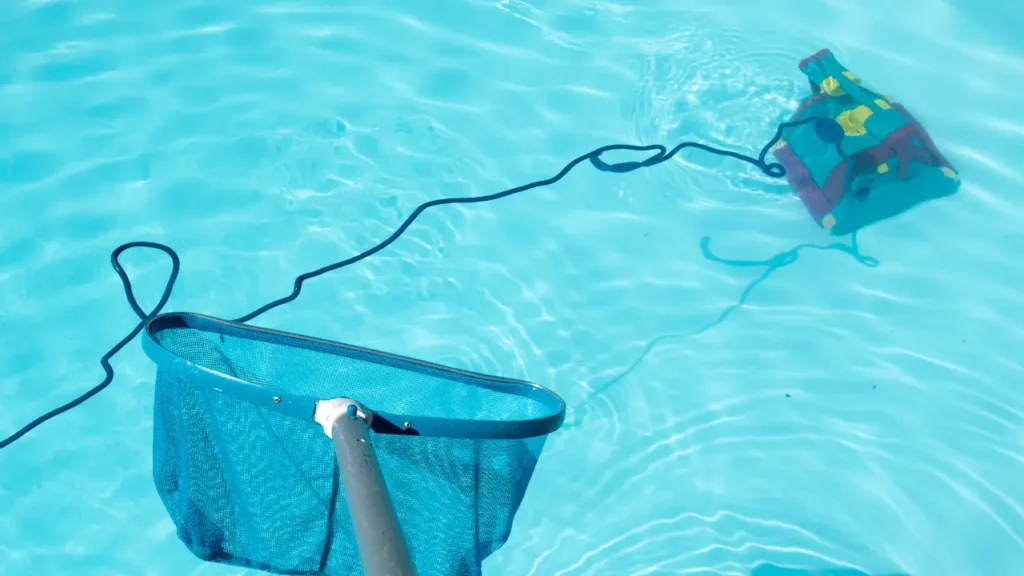 Swimming pool cleaning with pool skimmer and underwater vacuum.